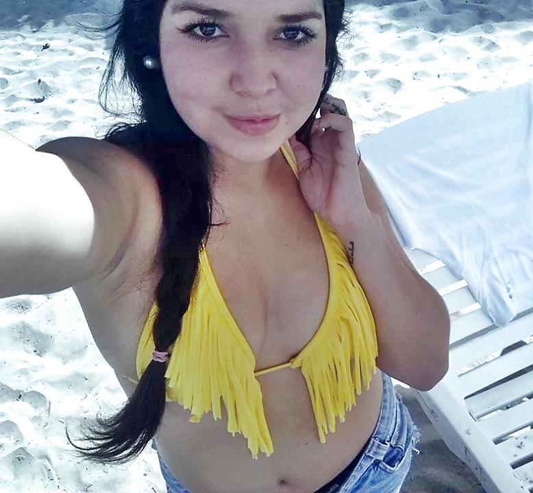 25P NENAS LATINAS EN LA PLAYA