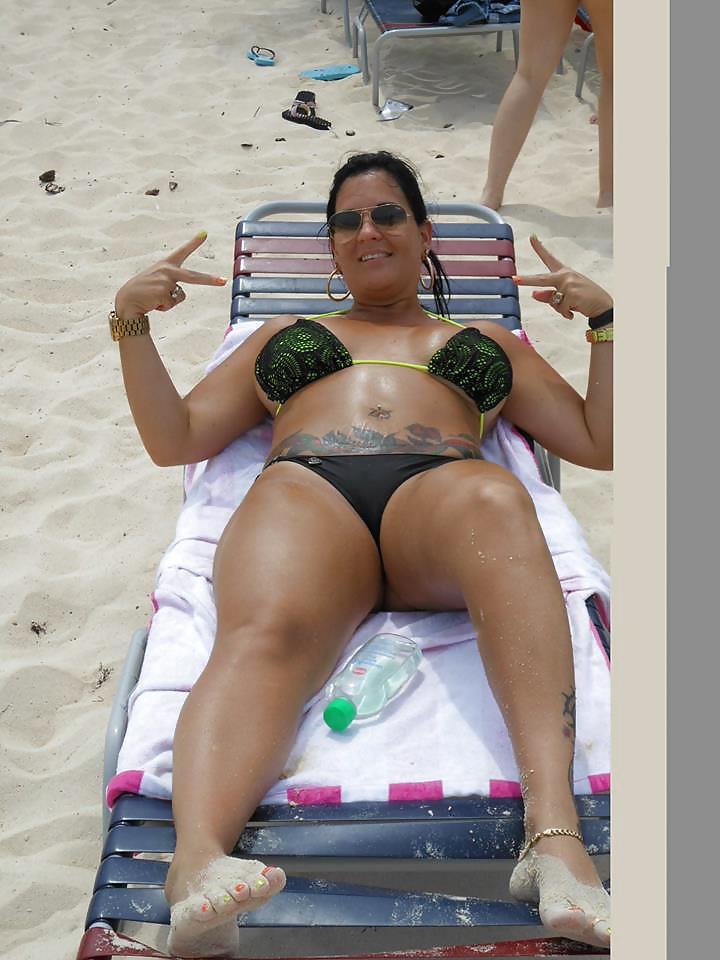 8P Sexy big tit latina