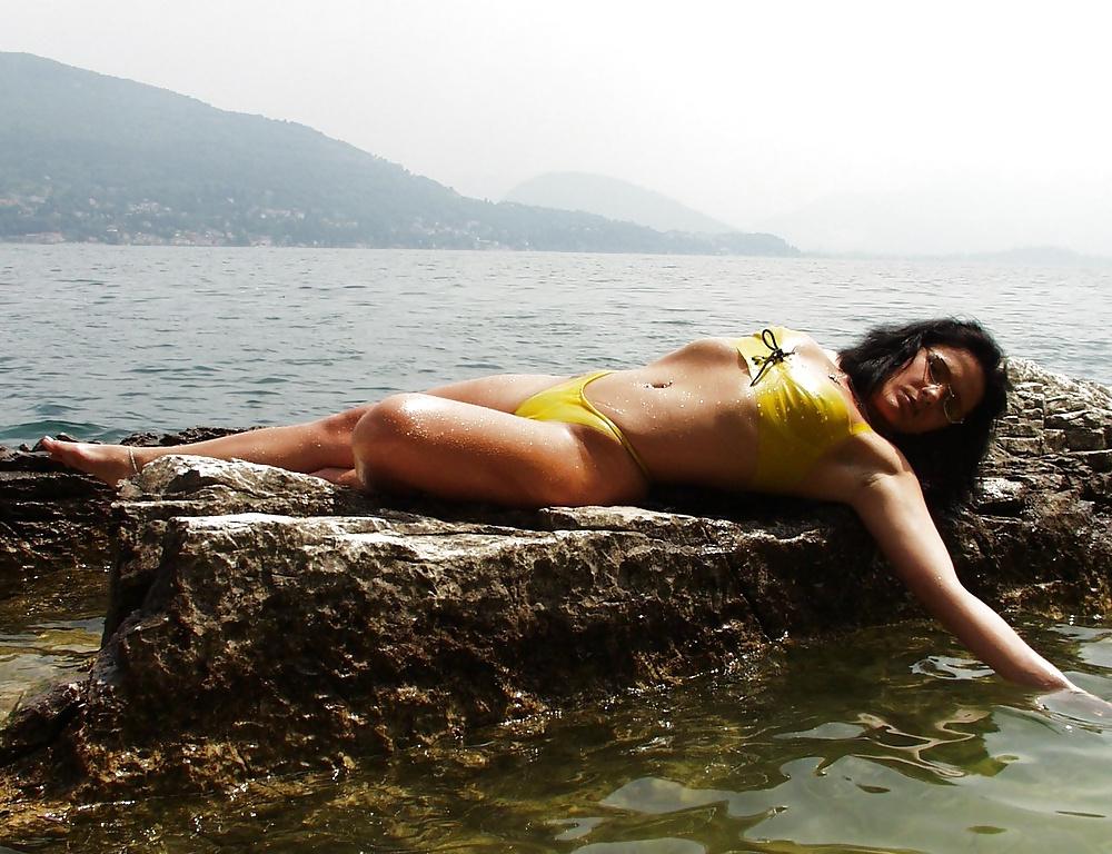 25P Hot Babe Wearing a Sexy Latex Bikini