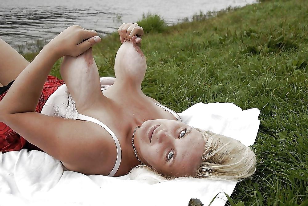 25P Frauen ziehen an ihren Brustwarzen