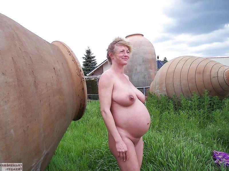 25P Pregnant amateur nudist