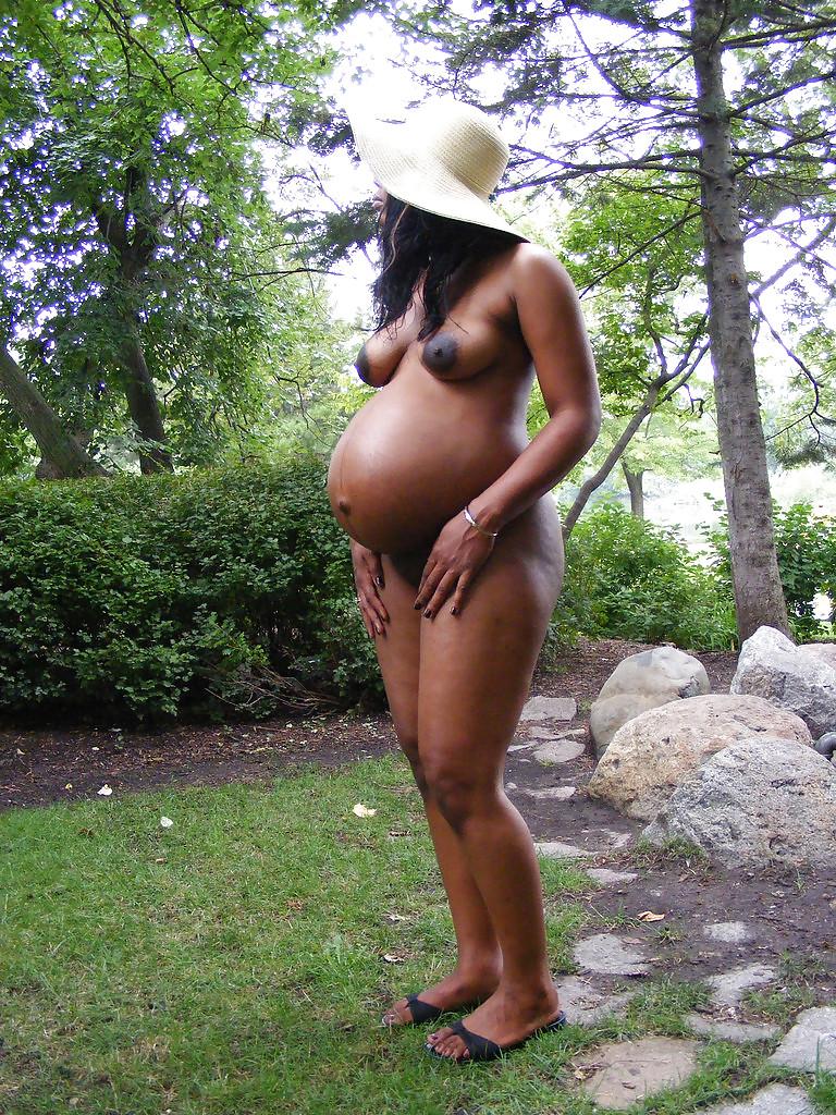 25P Pregnant amateur nudist