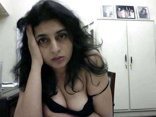 5P Sexy Paki Babe's Boobs