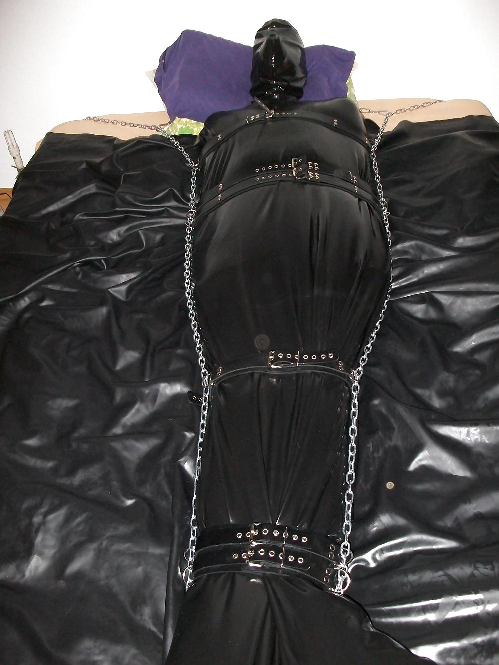 15P Latex und Bondage 3