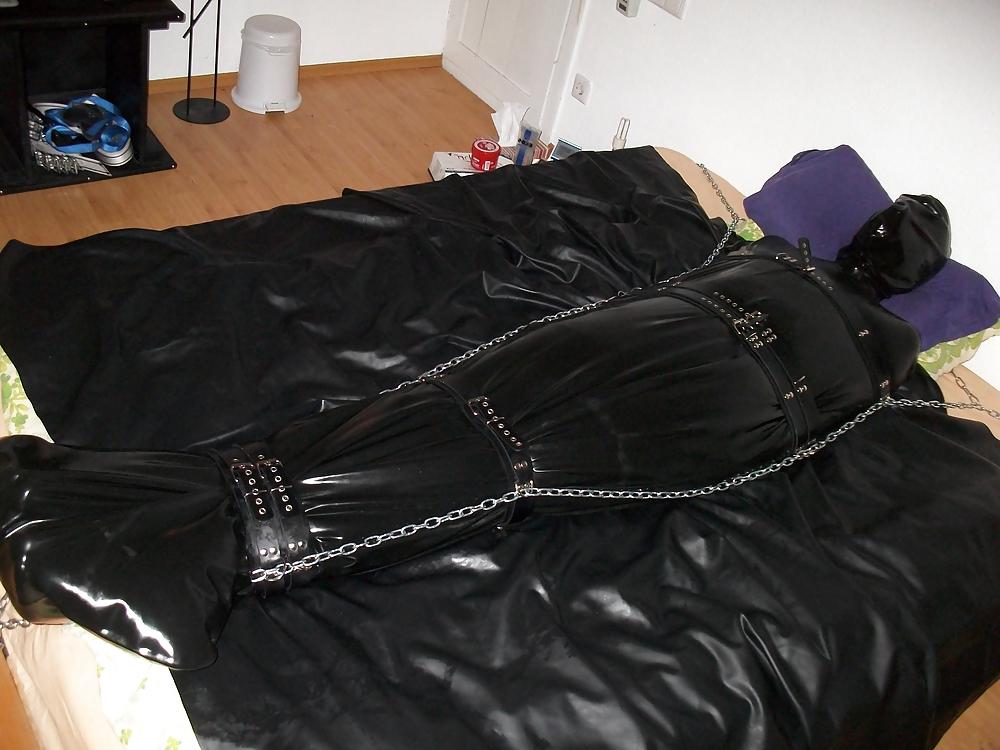 15P Latex und Bondage 3