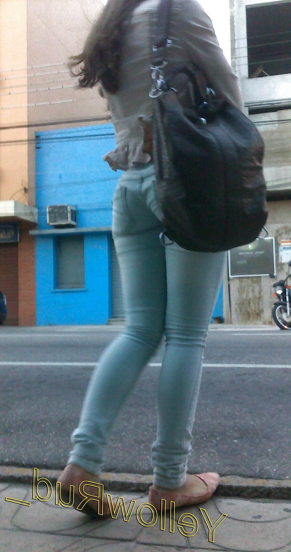 8P Gatinha da bunda boa esperando o onibus - BR 