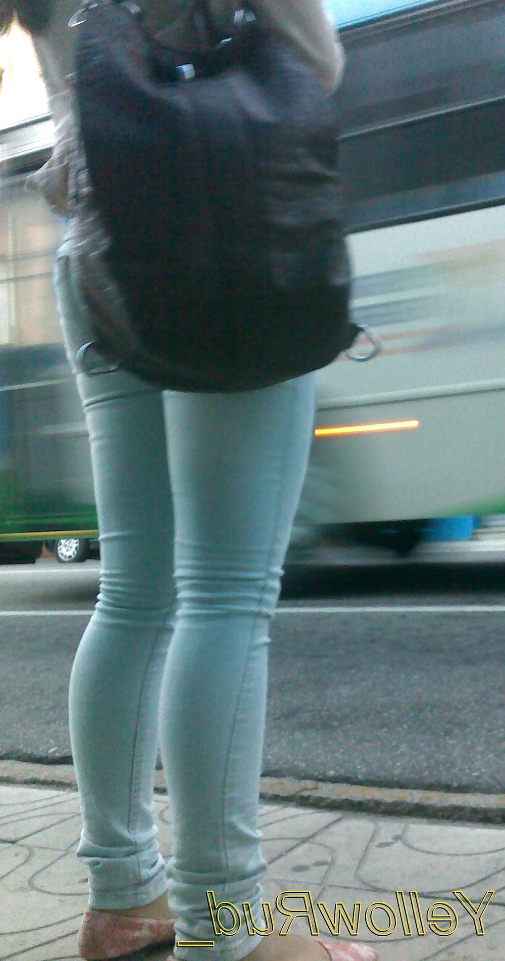 8P Gatinha da bunda boa esperando o onibus - BR 