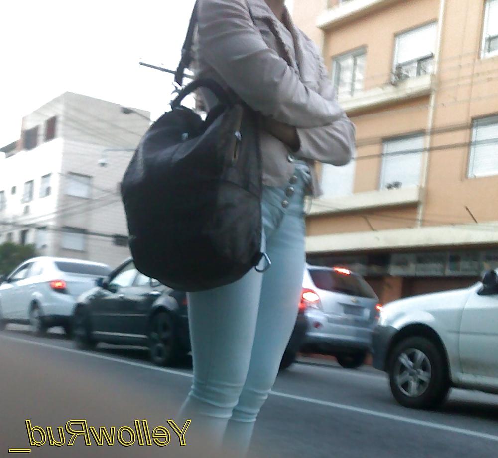 8P Gatinha da bunda boa esperando o onibus - BR 