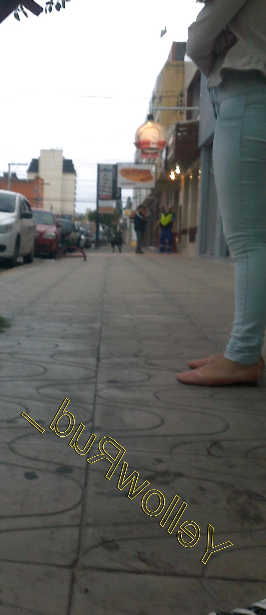 8P Gatinha da bunda boa esperando o onibus - BR 