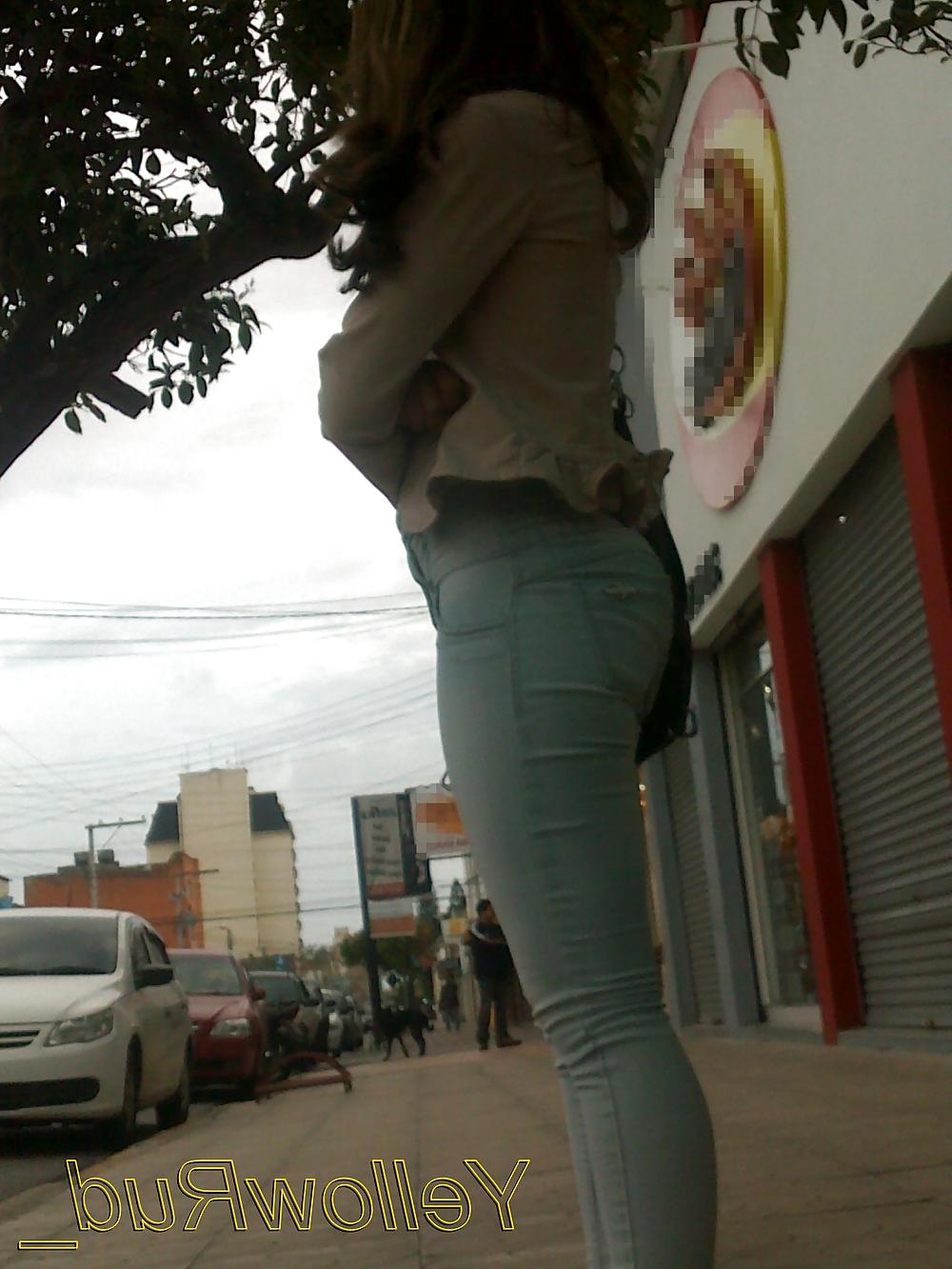 8P Gatinha da bunda boa esperando o onibus - BR 