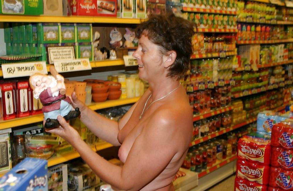 25P Nudist go shopping