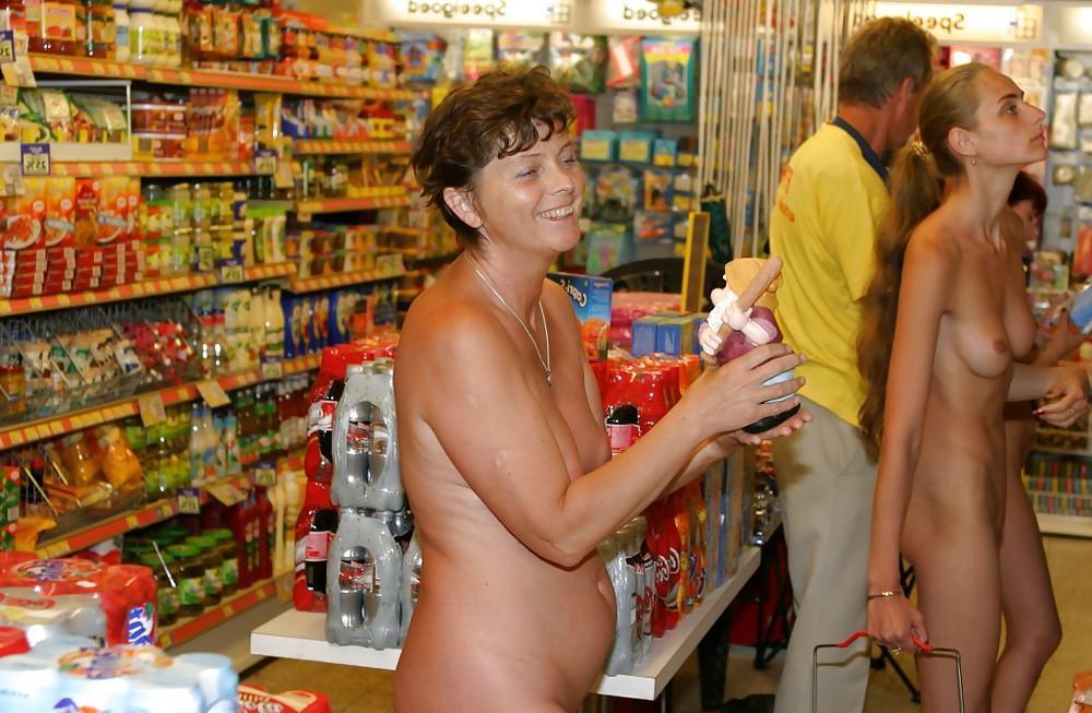 25P Nudist go shopping
