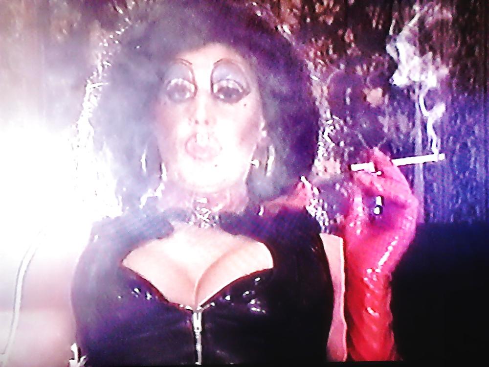 16P Latex Dragqueen smoking