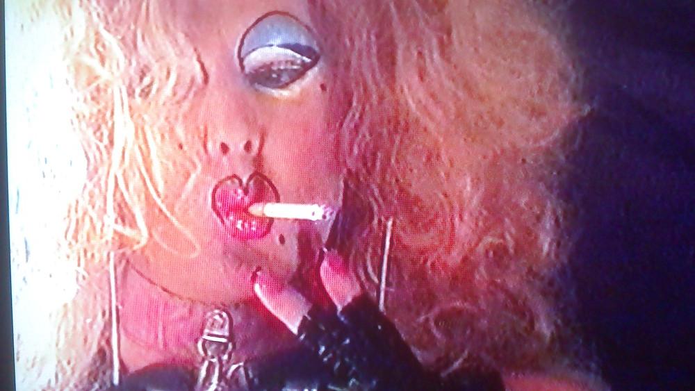 16P Latex Dragqueen smoking