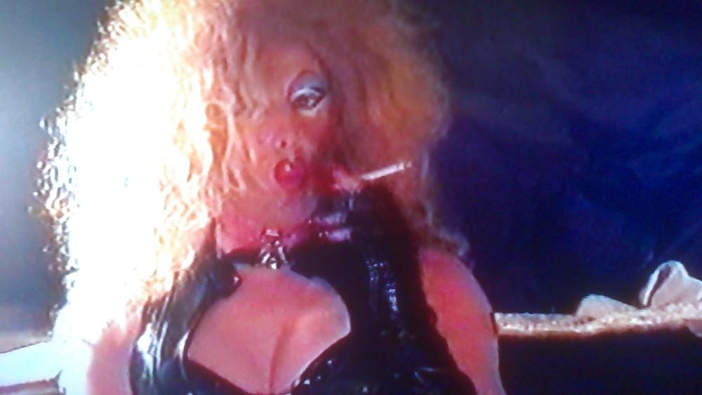 16P Latex Dragqueen smoking