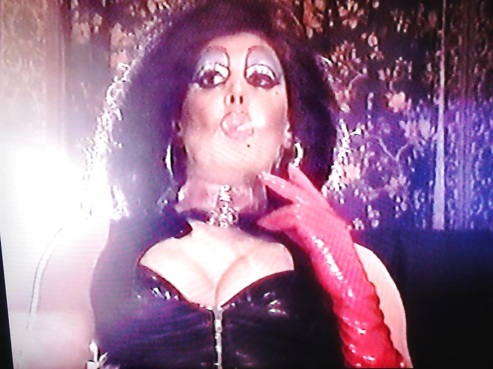 16P Latex Dragqueen smoking