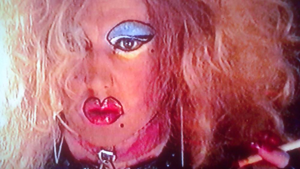 16P Latex Dragqueen smoking