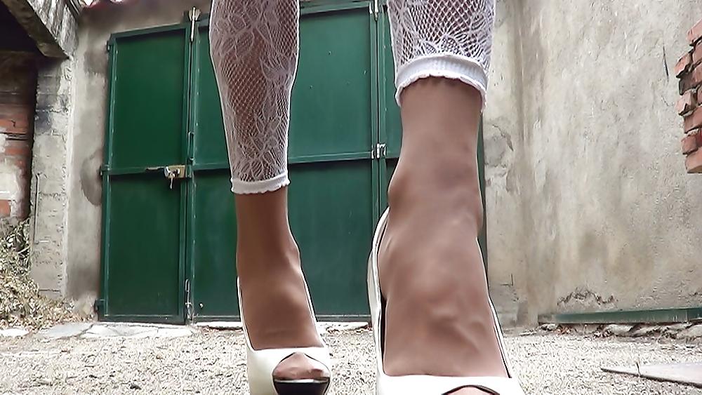 25P White heels and fishnet