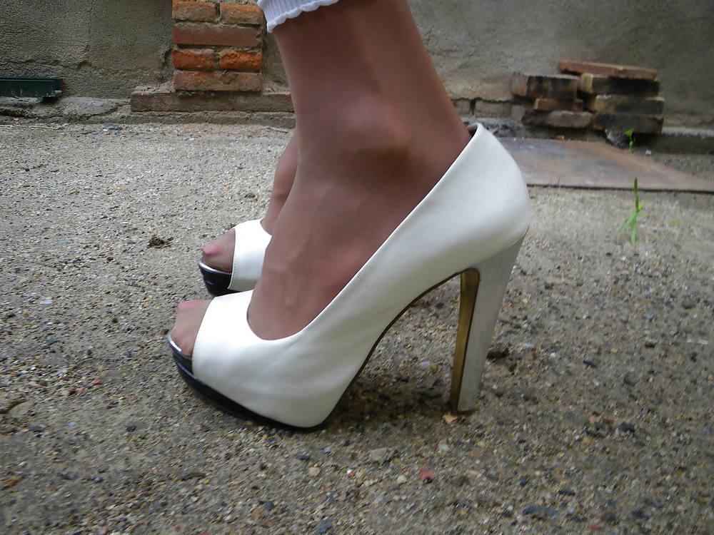 25P White heels and fishnet