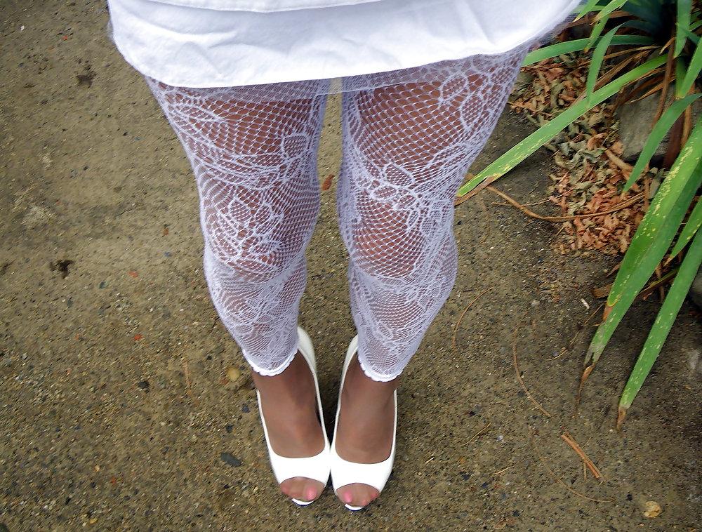 25P White heels and fishnet