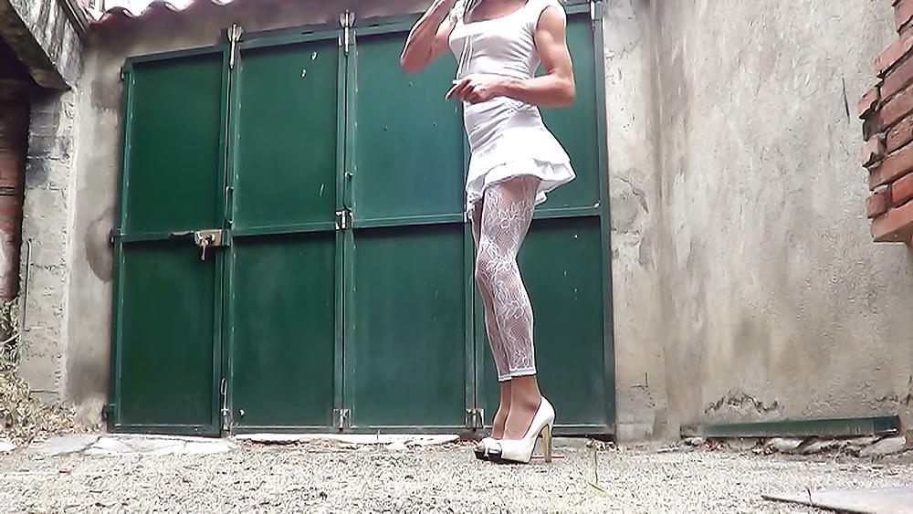 25P White heels and fishnet