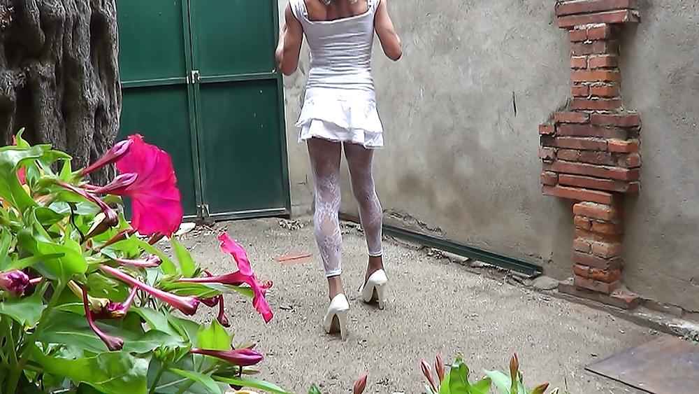 25P White heels and fishnet