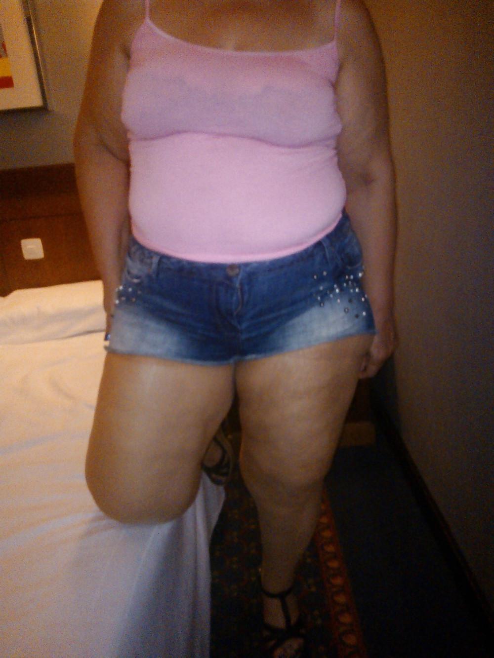 19P Wife in shorts