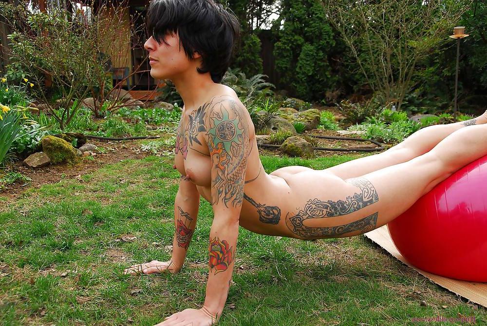 25P Hairy brunette yoga (Camaster)