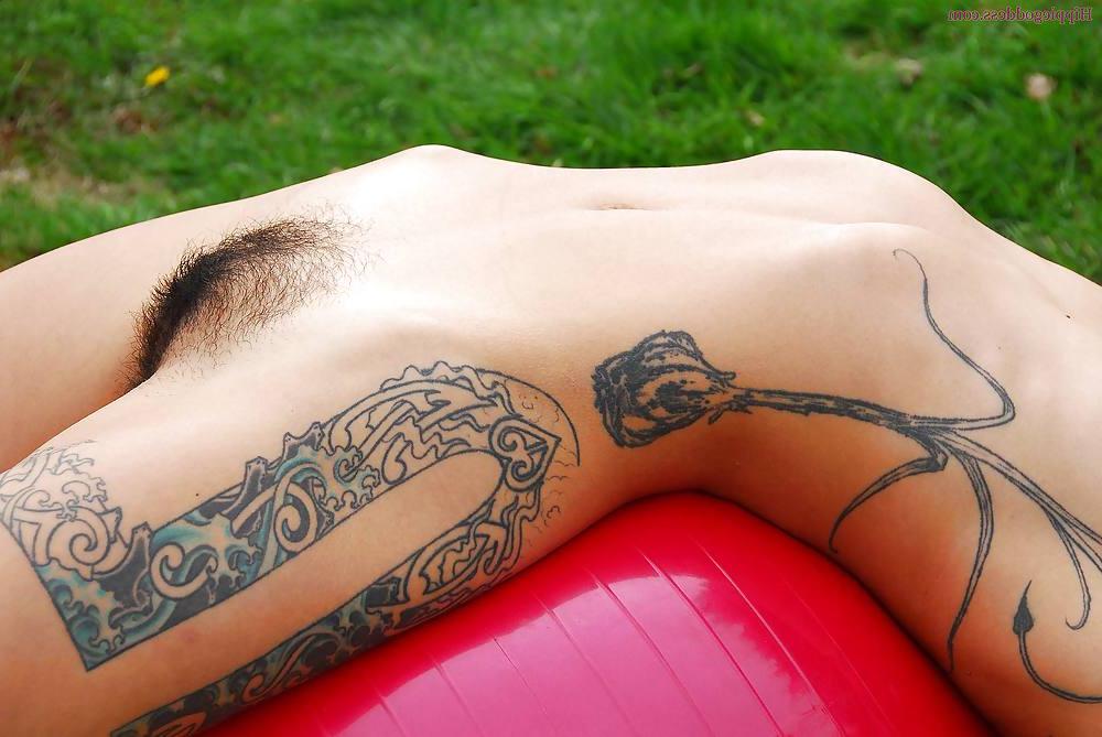 25P Hairy brunette yoga (Camaster)