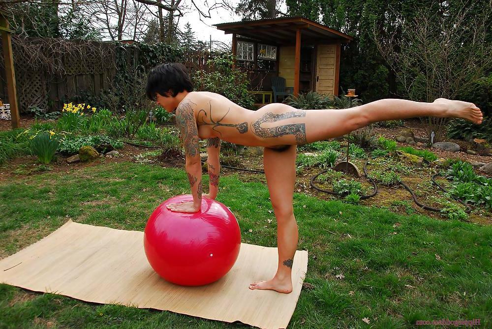 25P Hairy brunette yoga (Camaster)