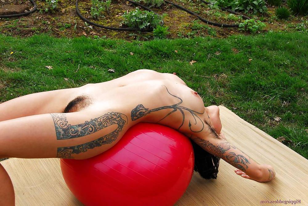 25P Hairy brunette yoga (Camaster)