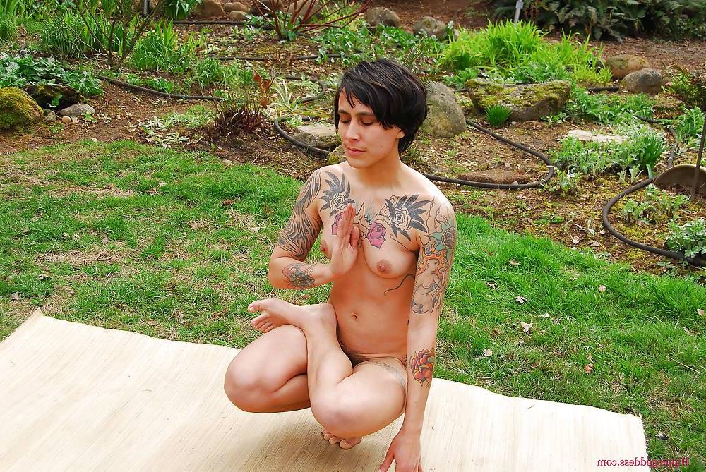 25P Hairy brunette yoga (Camaster)