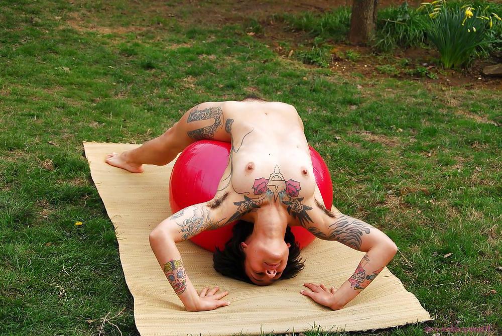 25P Hairy brunette yoga (Camaster)