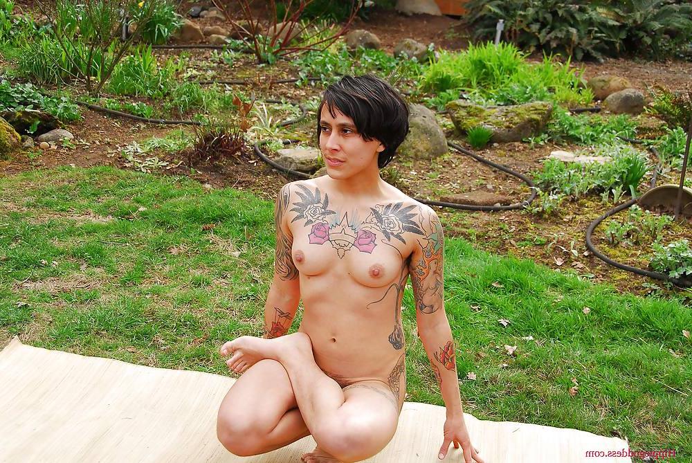25P Hairy brunette yoga (Camaster)