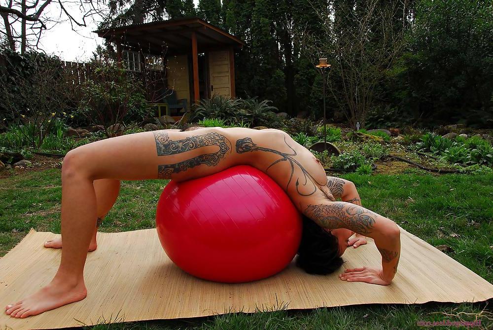 25P Hairy brunette yoga (Camaster)