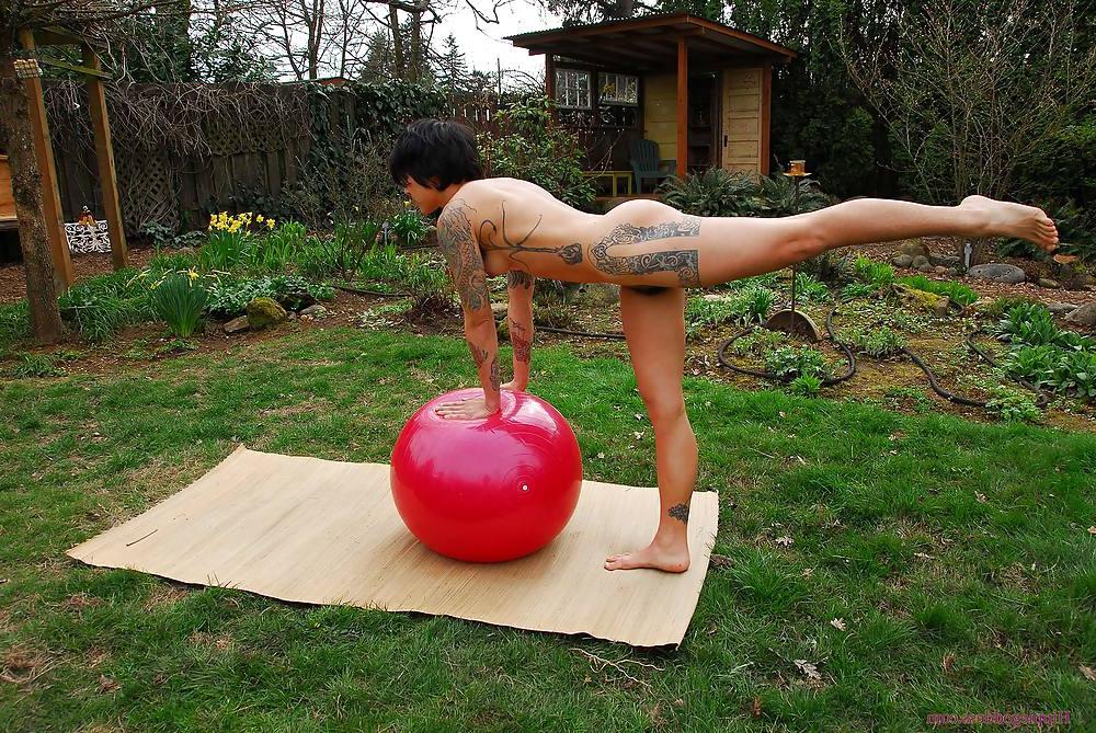 25P Hairy brunette yoga (Camaster)