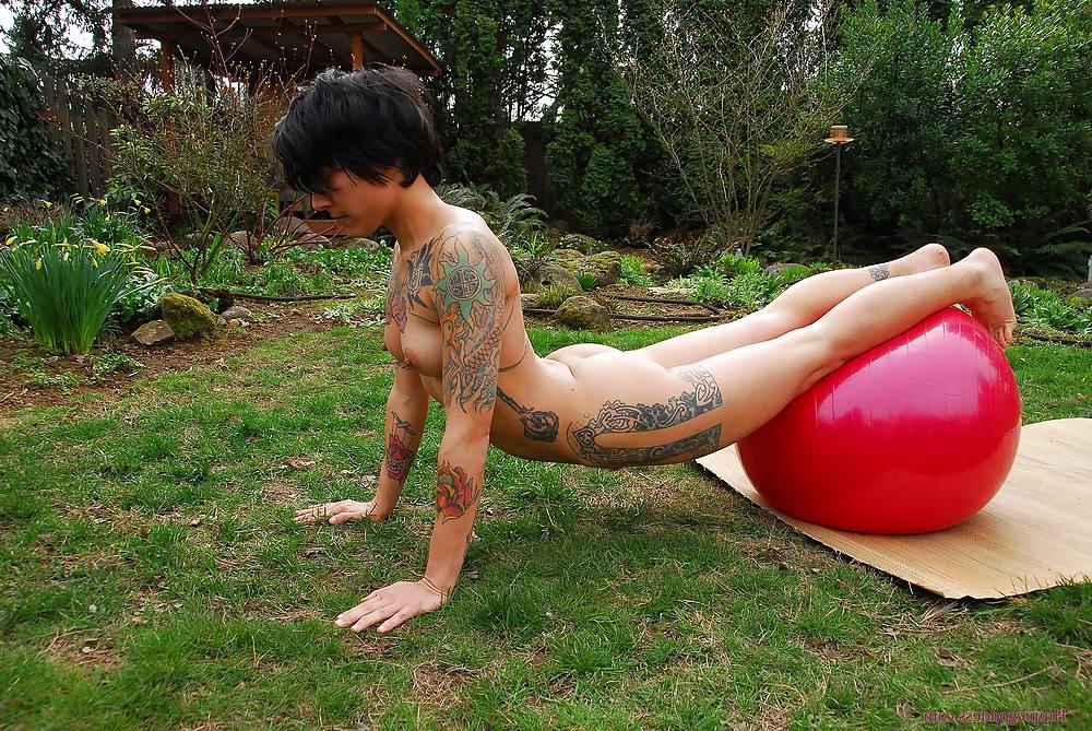 25P Hairy brunette yoga (Camaster)