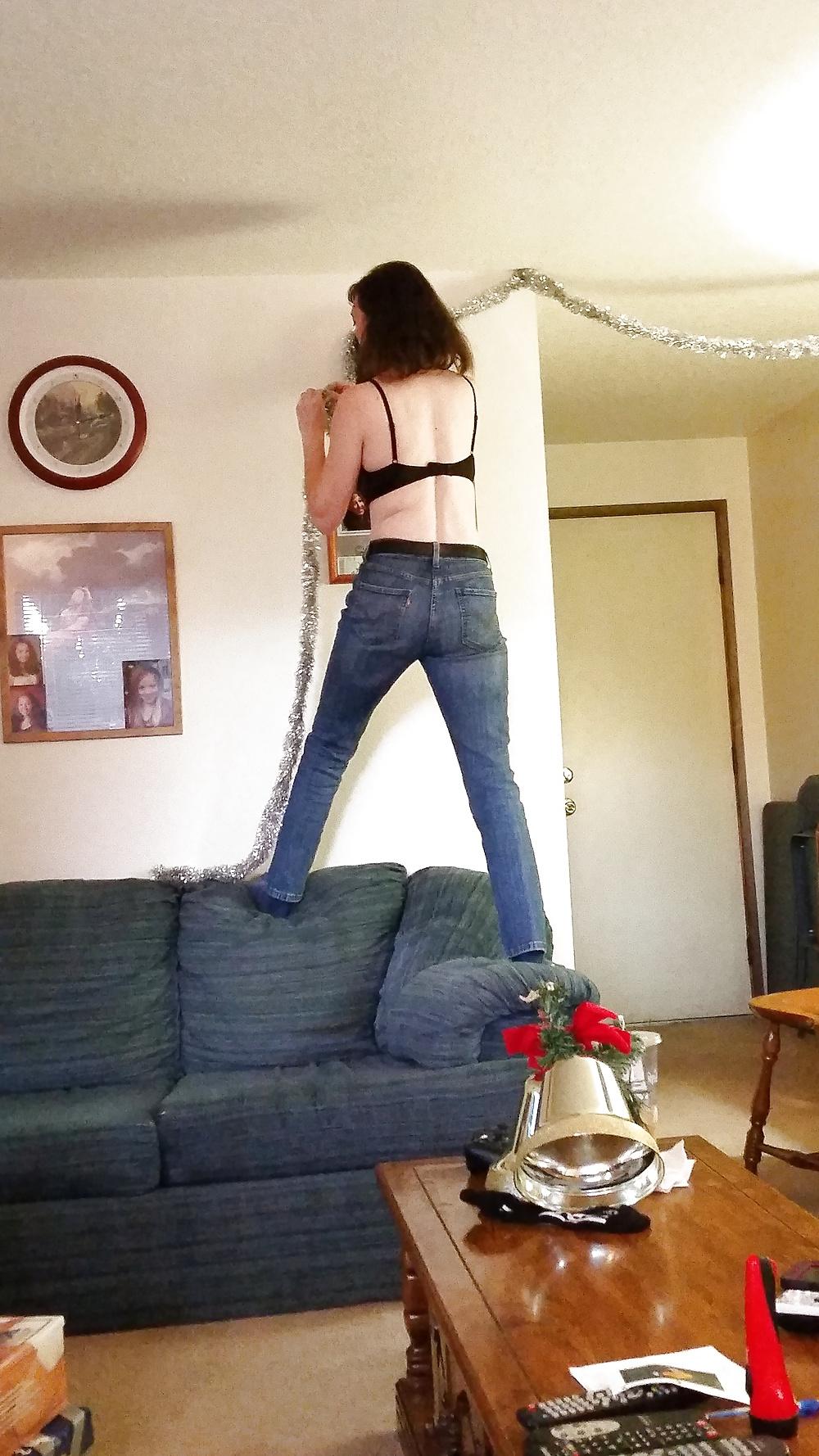 18P Now that's an awesome way for a wife to put up decor.