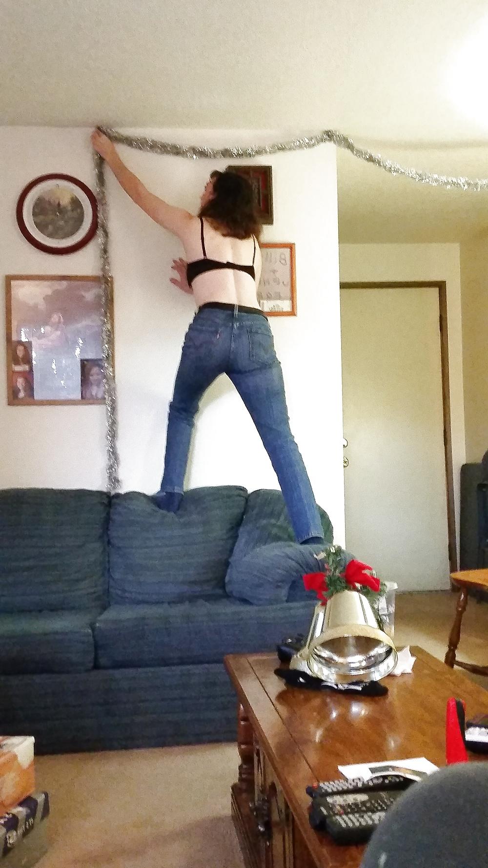 18P Now that's an awesome way for a wife to put up decor.