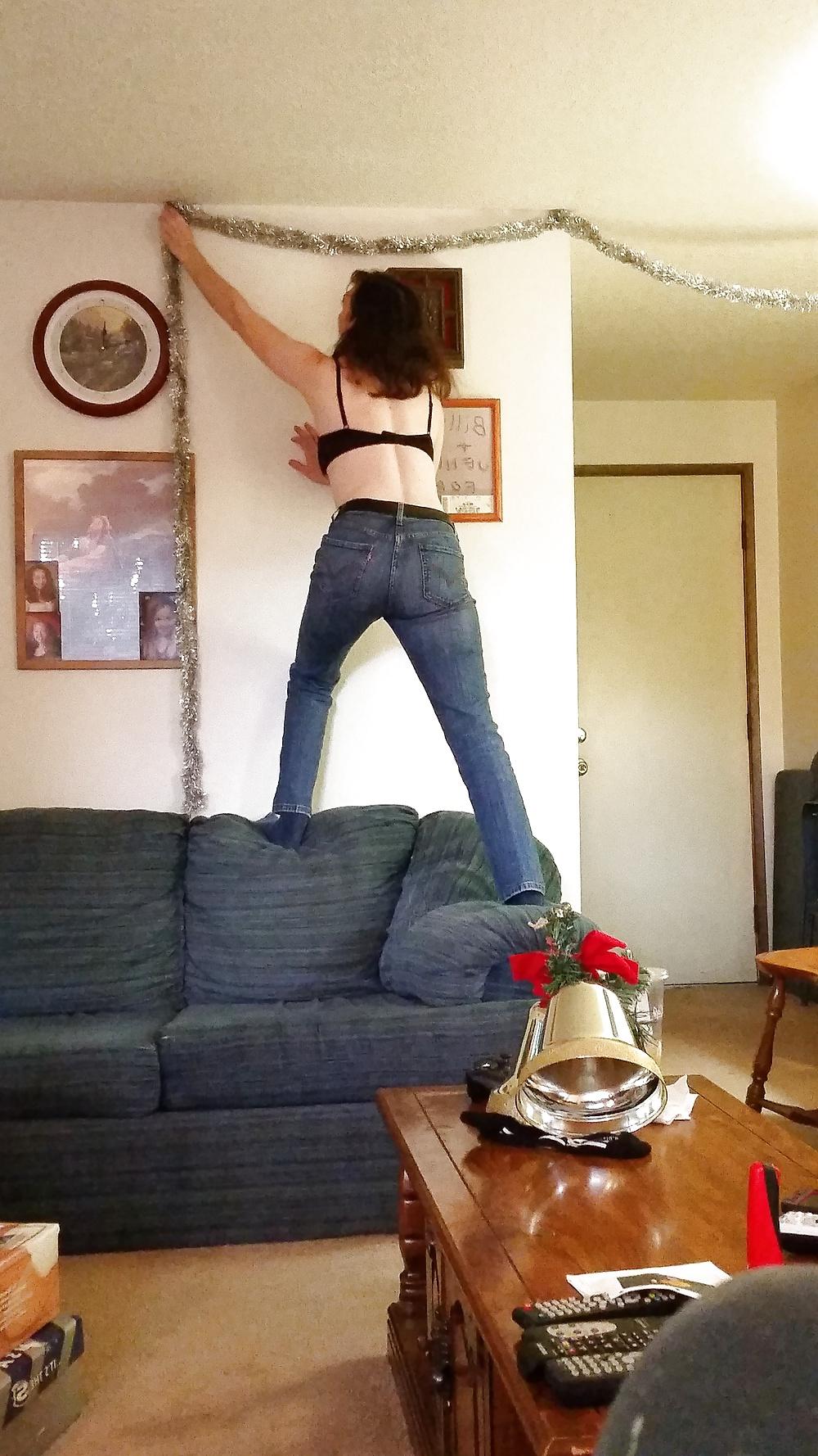 18P Now that's an awesome way for a wife to put up decor.