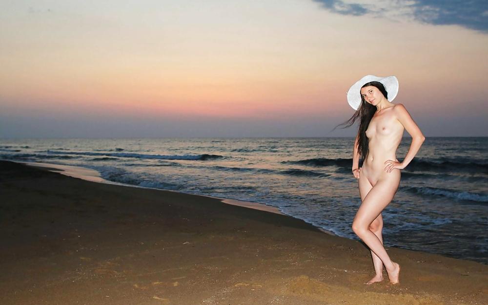 10P Nudist life.
