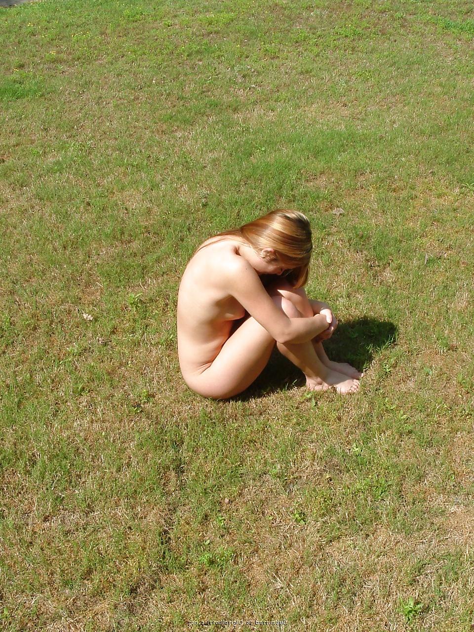 25P Nice Wife In Backyard