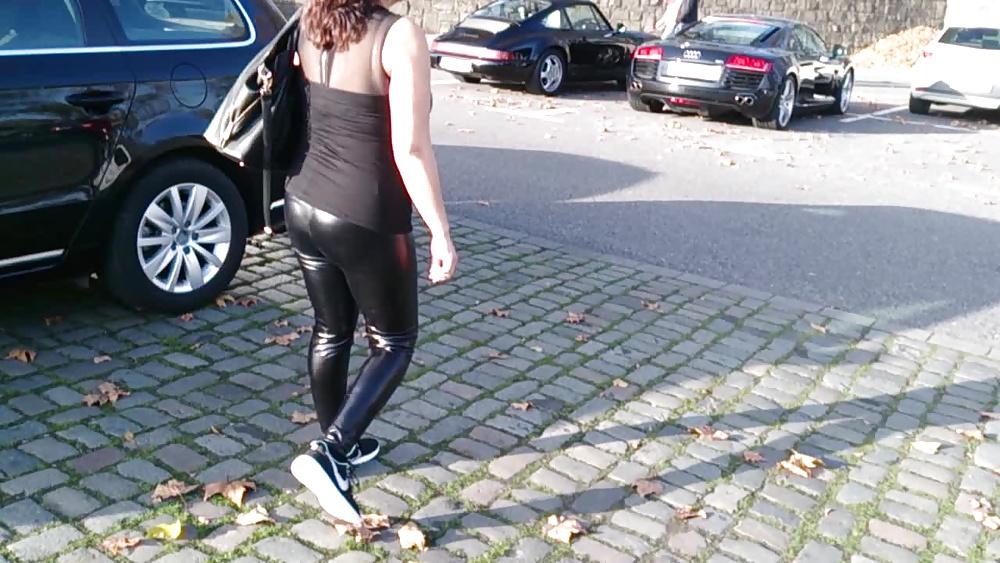 14P Streching latex ass at park