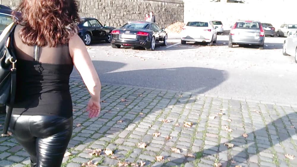 14P Streching latex ass at park