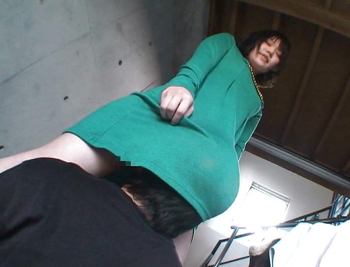 20P Head under her skirt gallery #1