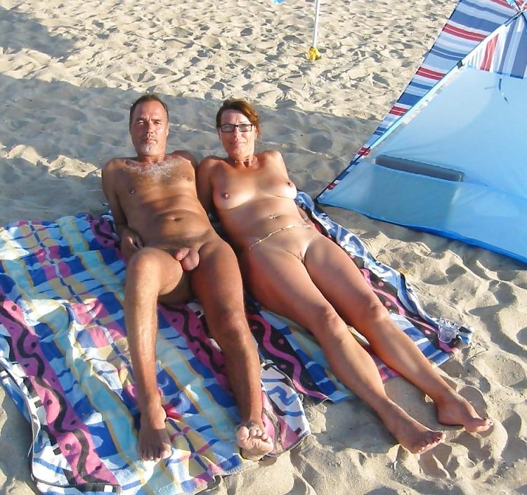 22P Nudist and Naturisten Snaps V