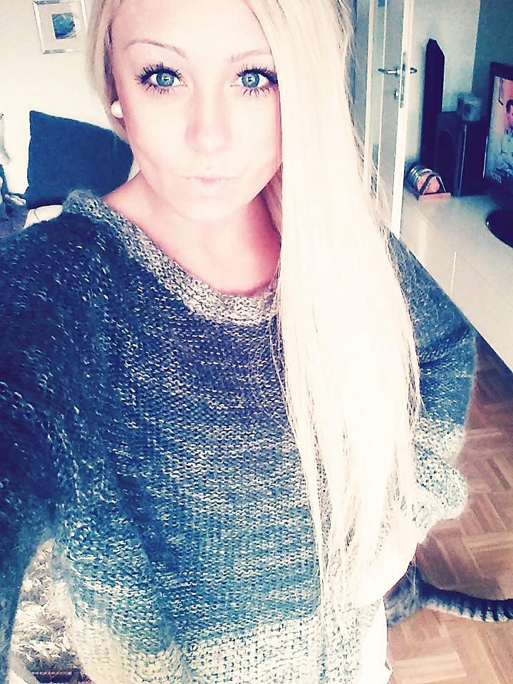 22P Blonde sporty Teen