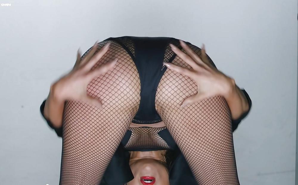 25P Jennifer Lopez in fishnet pantyhose 