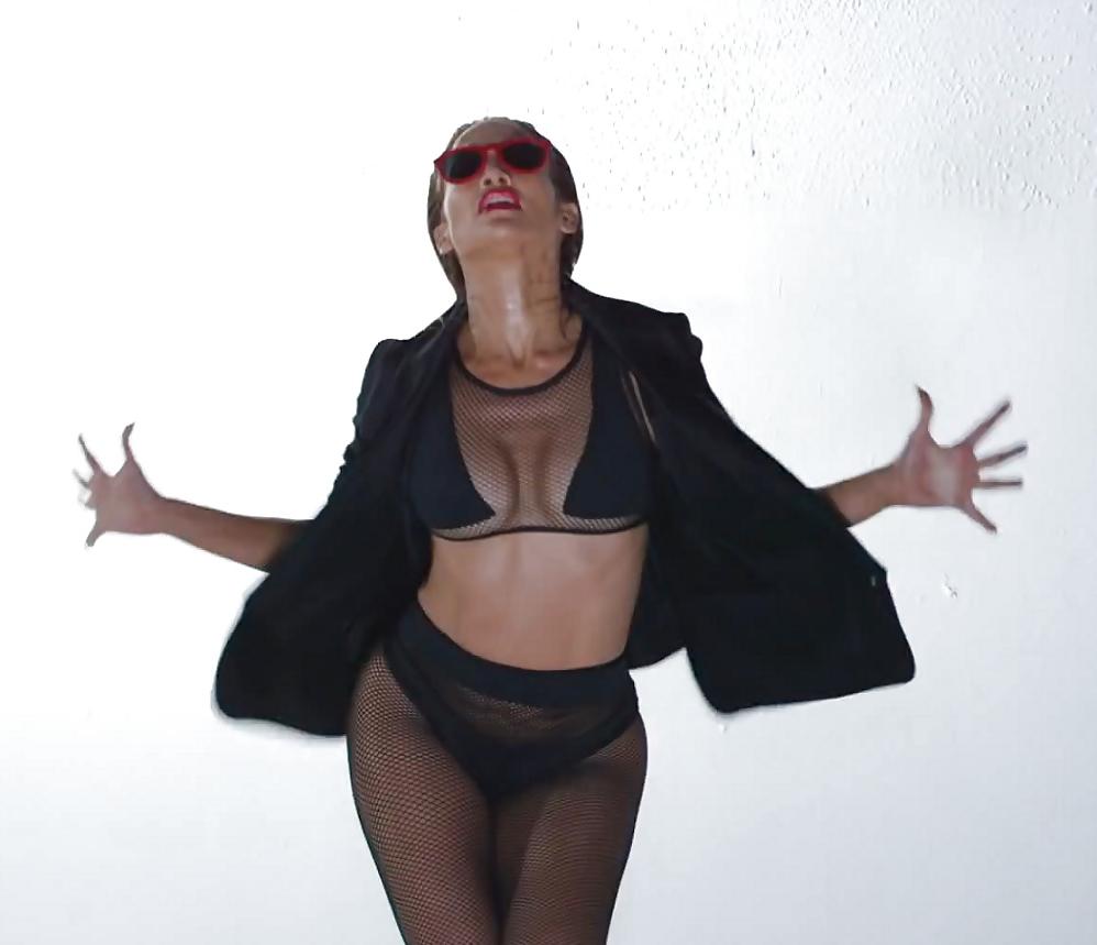 25P Jennifer Lopez in fishnet pantyhose 
