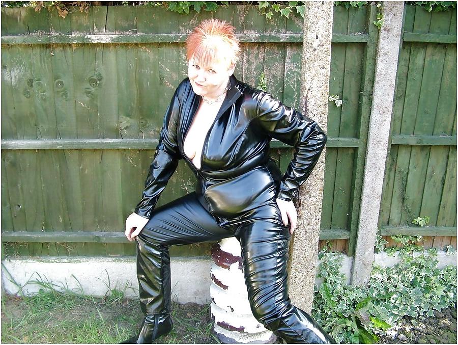 19P Moms ladys in latex pvc outfith upload helle